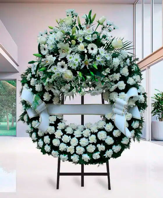 Corona Funeraria de claveles blancos para Funeraria Santa Teresa de Jesús
